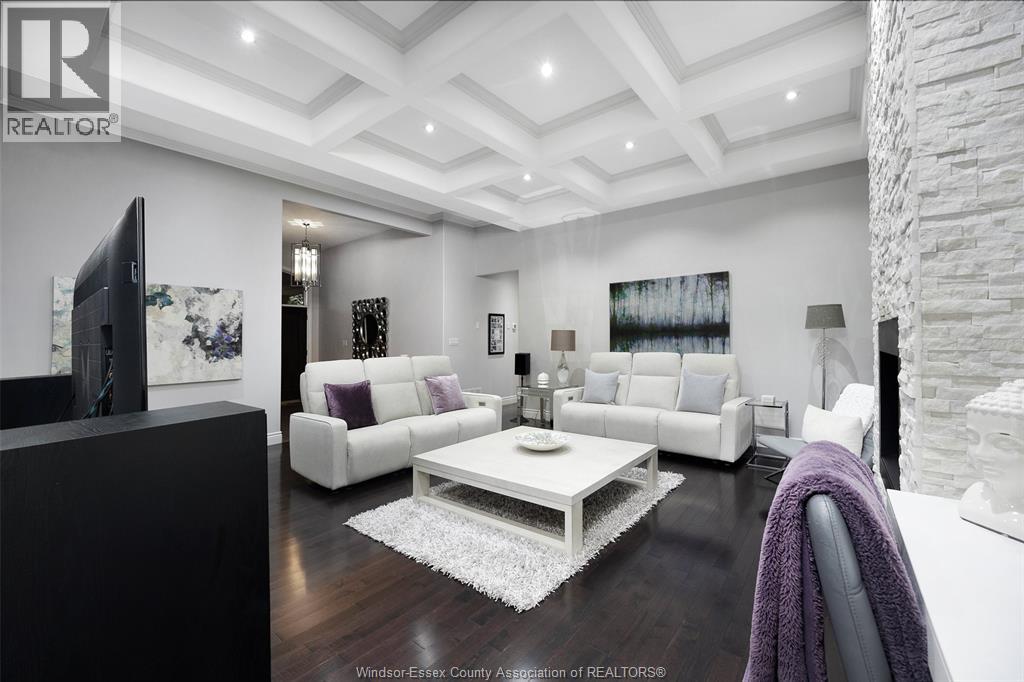 2216 ROXBOROUGH - 16