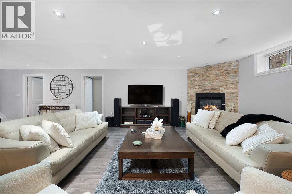 2216 ROXBOROUGH - Image 35