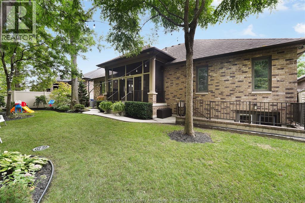 2216 ROXBOROUGH - 9