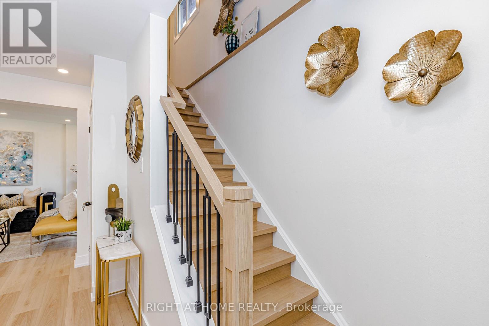 8 HAZELGLEN COURT - 23