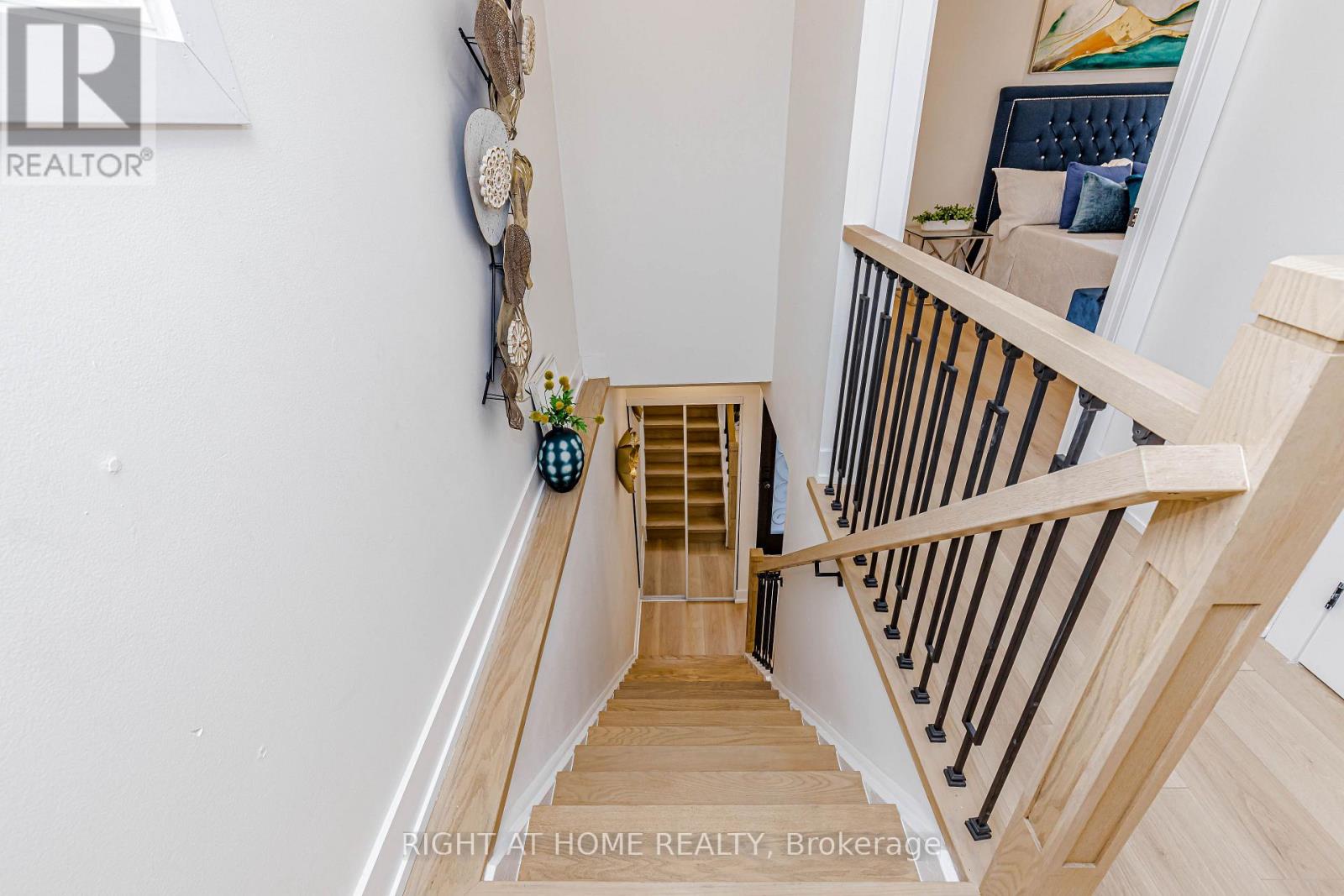 8 HAZELGLEN COURT - 25