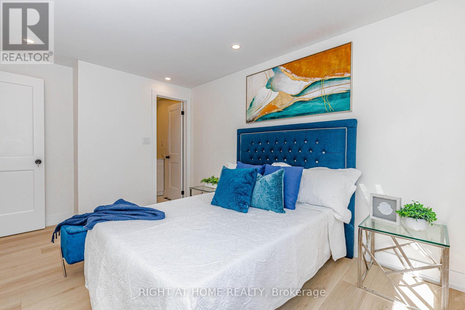 8 HAZELGLEN COURT - 27