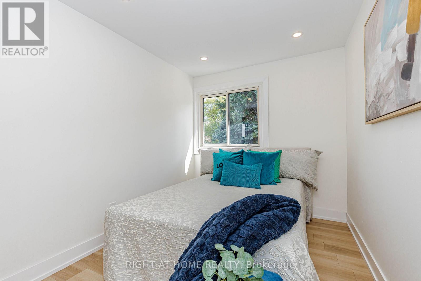 8 HAZELGLEN COURT - 35