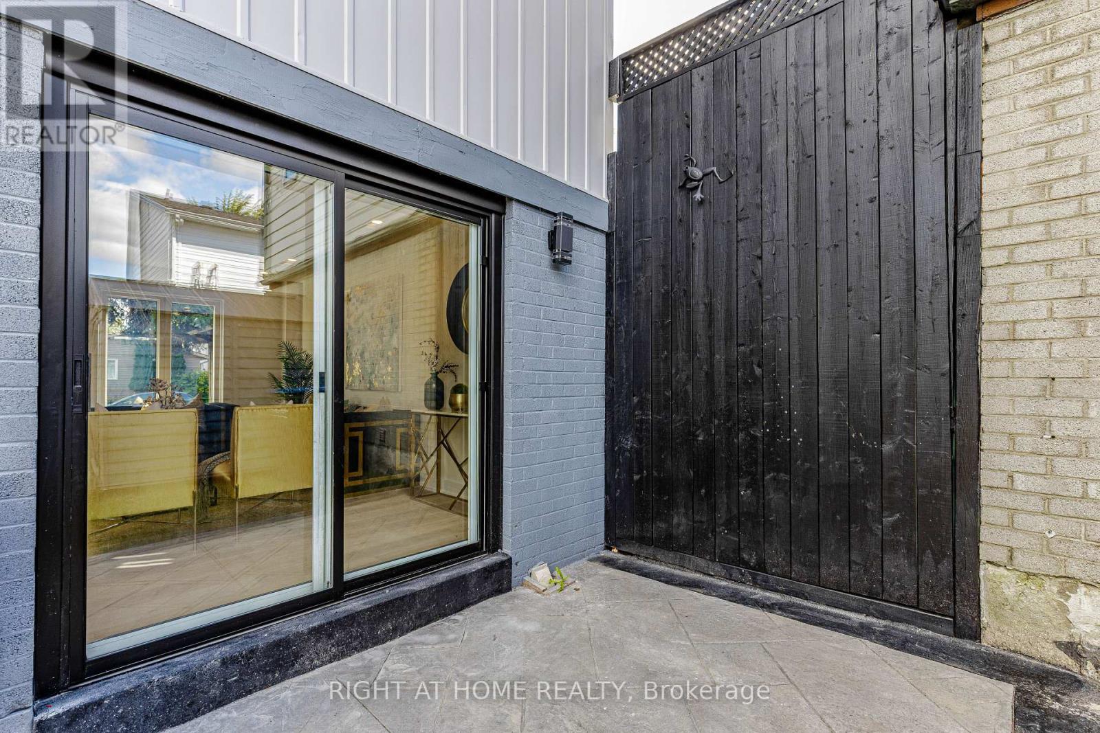8 HAZELGLEN COURT - 47