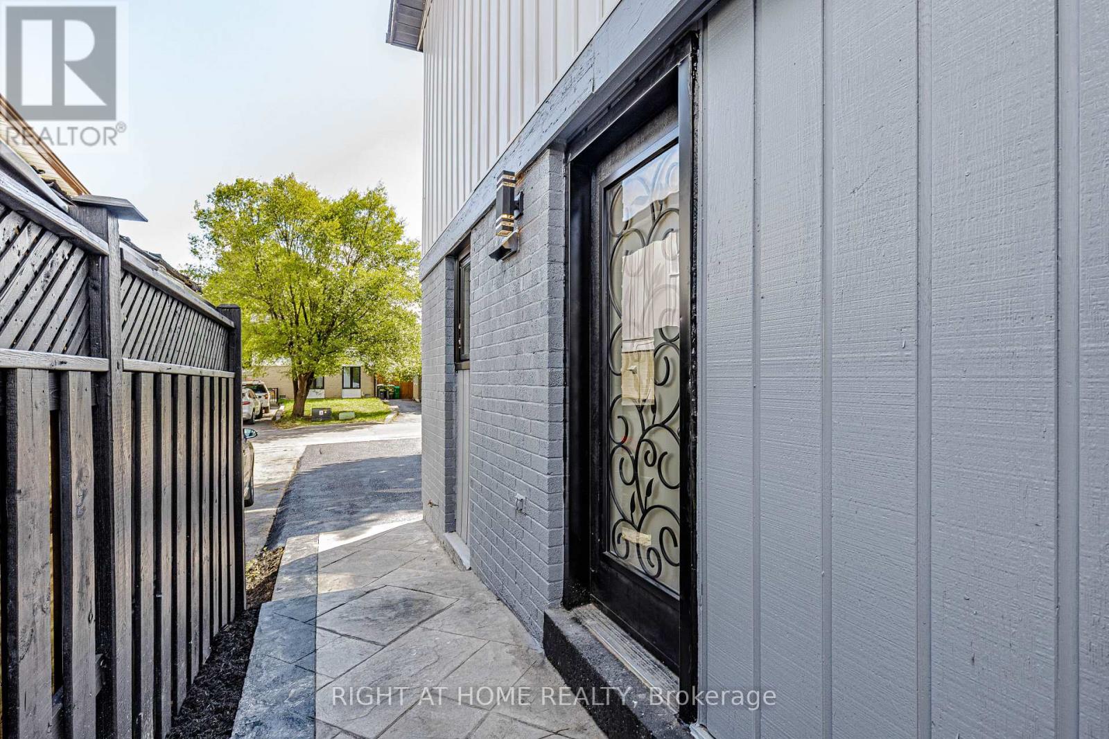 Photo of 8 HAZELGLEN COURT