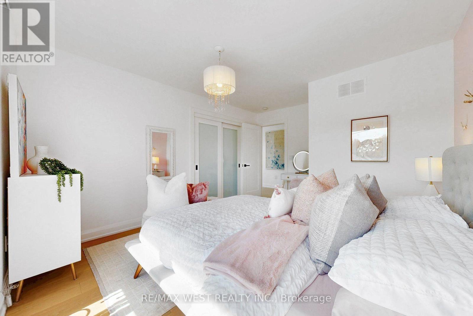 972 CASTLEFIELD AVENUE - Image 28