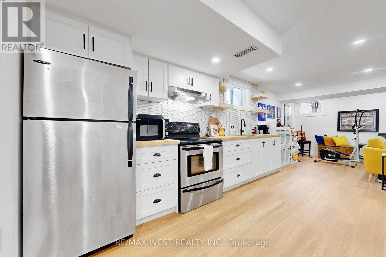 972 CASTLEFIELD AVENUE - Image 40