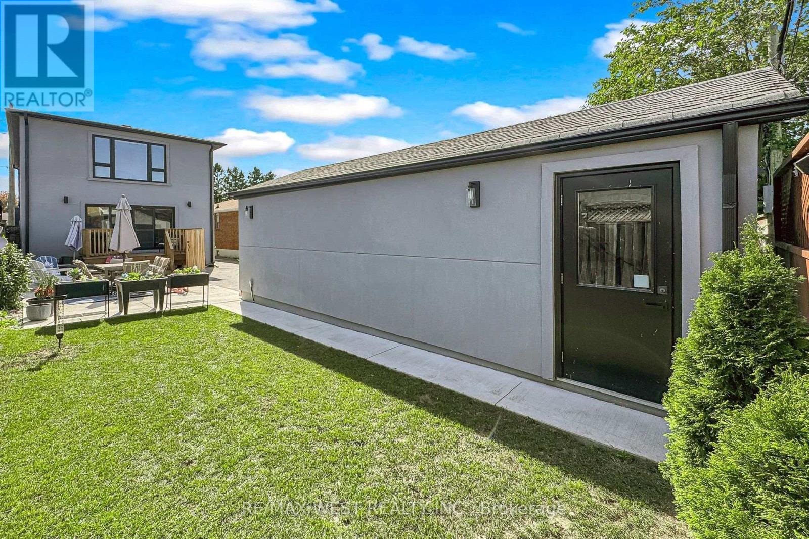 972 CASTLEFIELD AVENUE - Image 48