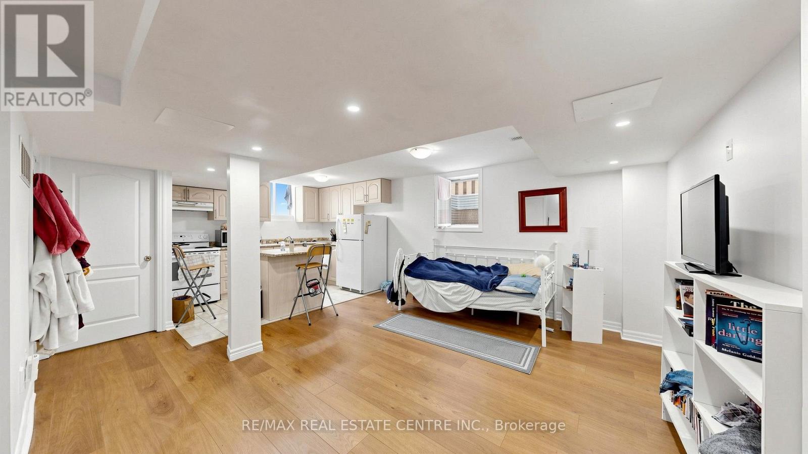 30 CULTURE CRESCENT - 36