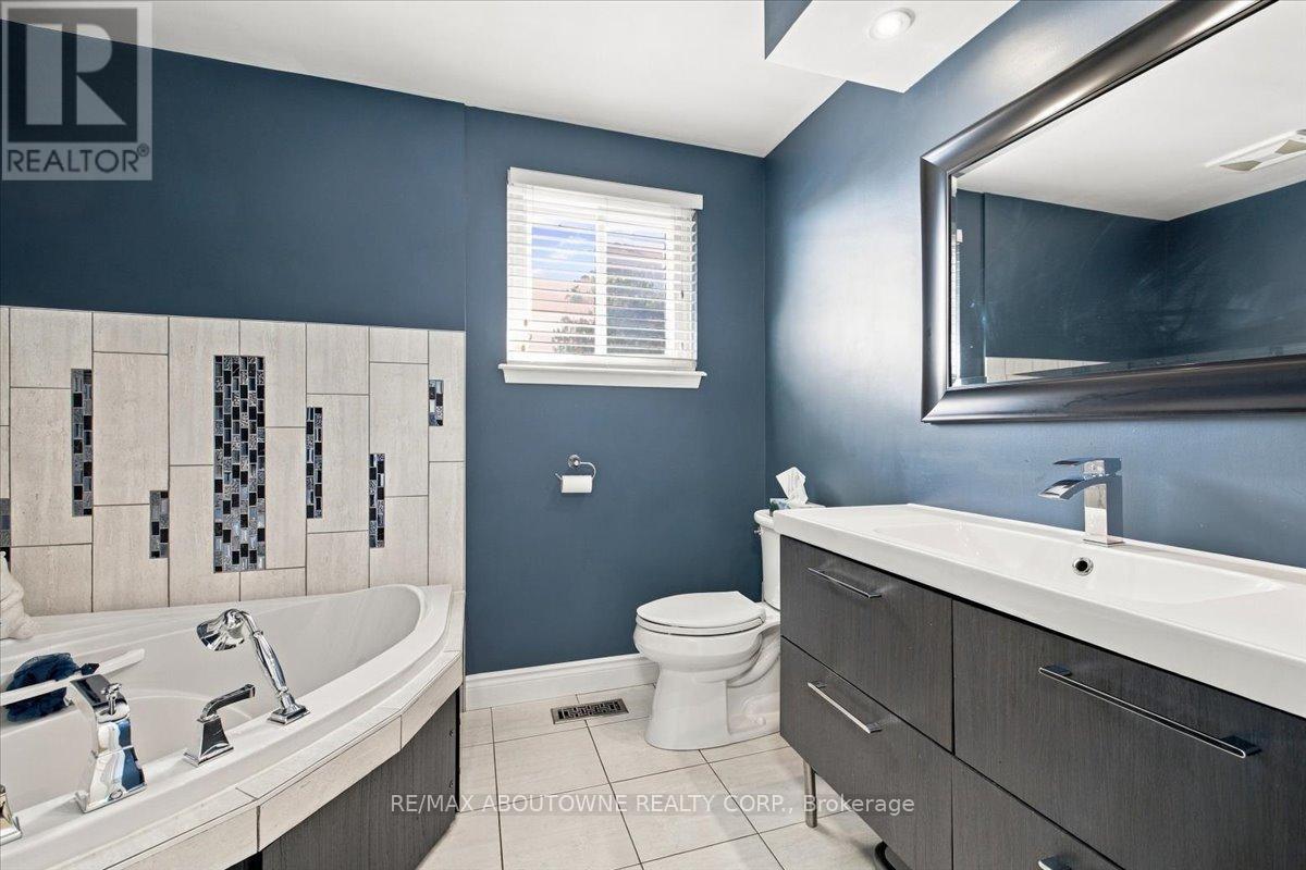 2408 HEREFORD CRESCENT - 23