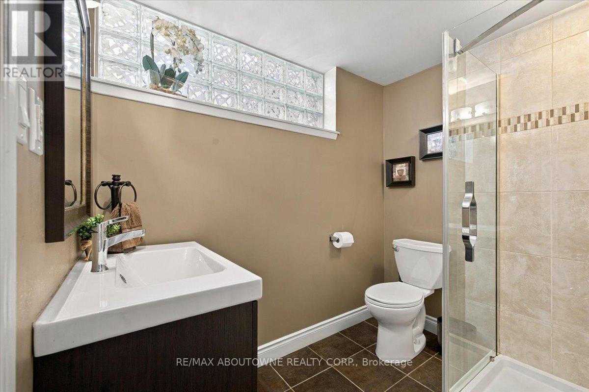 2408 HEREFORD CRESCENT - 29