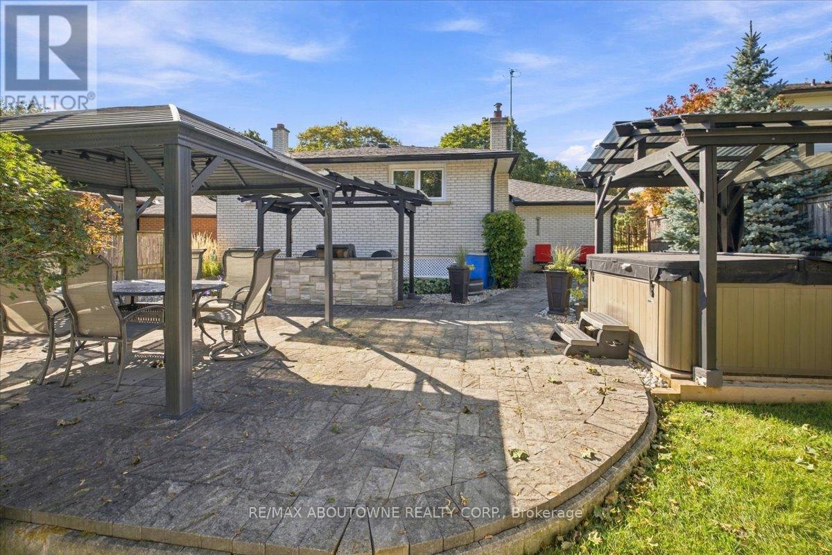 2408 HEREFORD CRESCENT - 38
