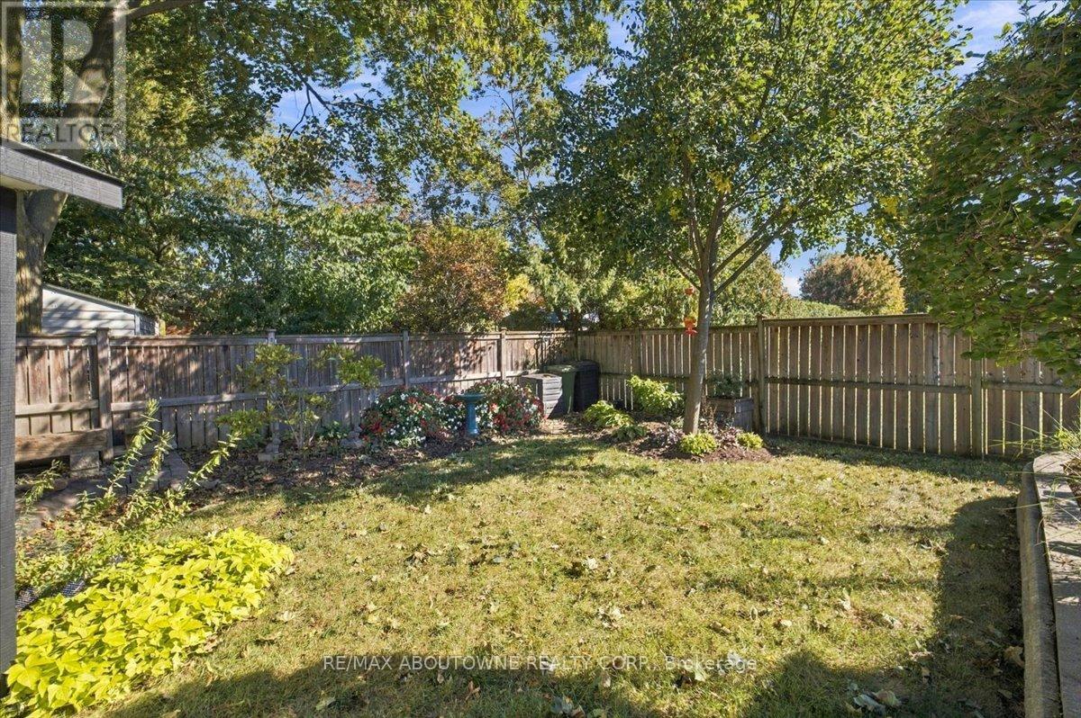 2408 HEREFORD CRESCENT - 39