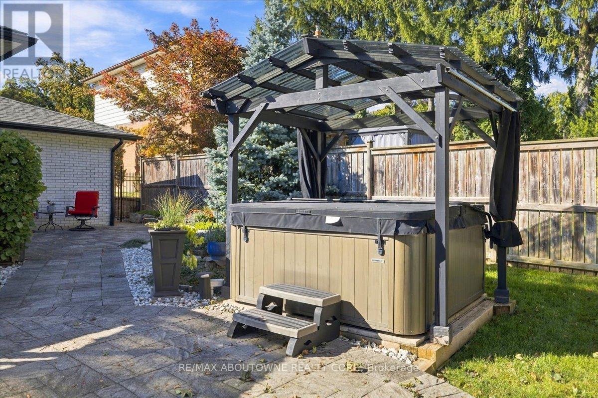 2408 HEREFORD CRESCENT - 40