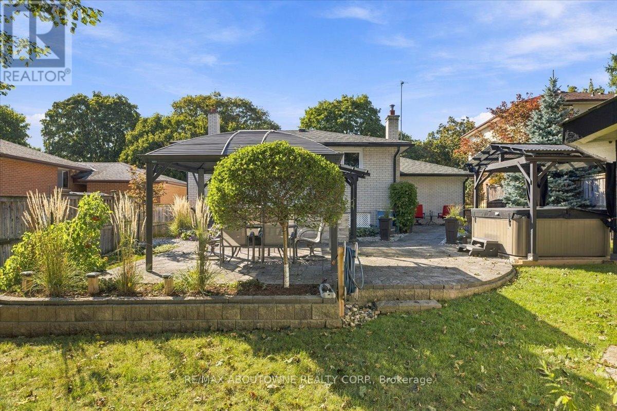 2408 HEREFORD CRESCENT - 41