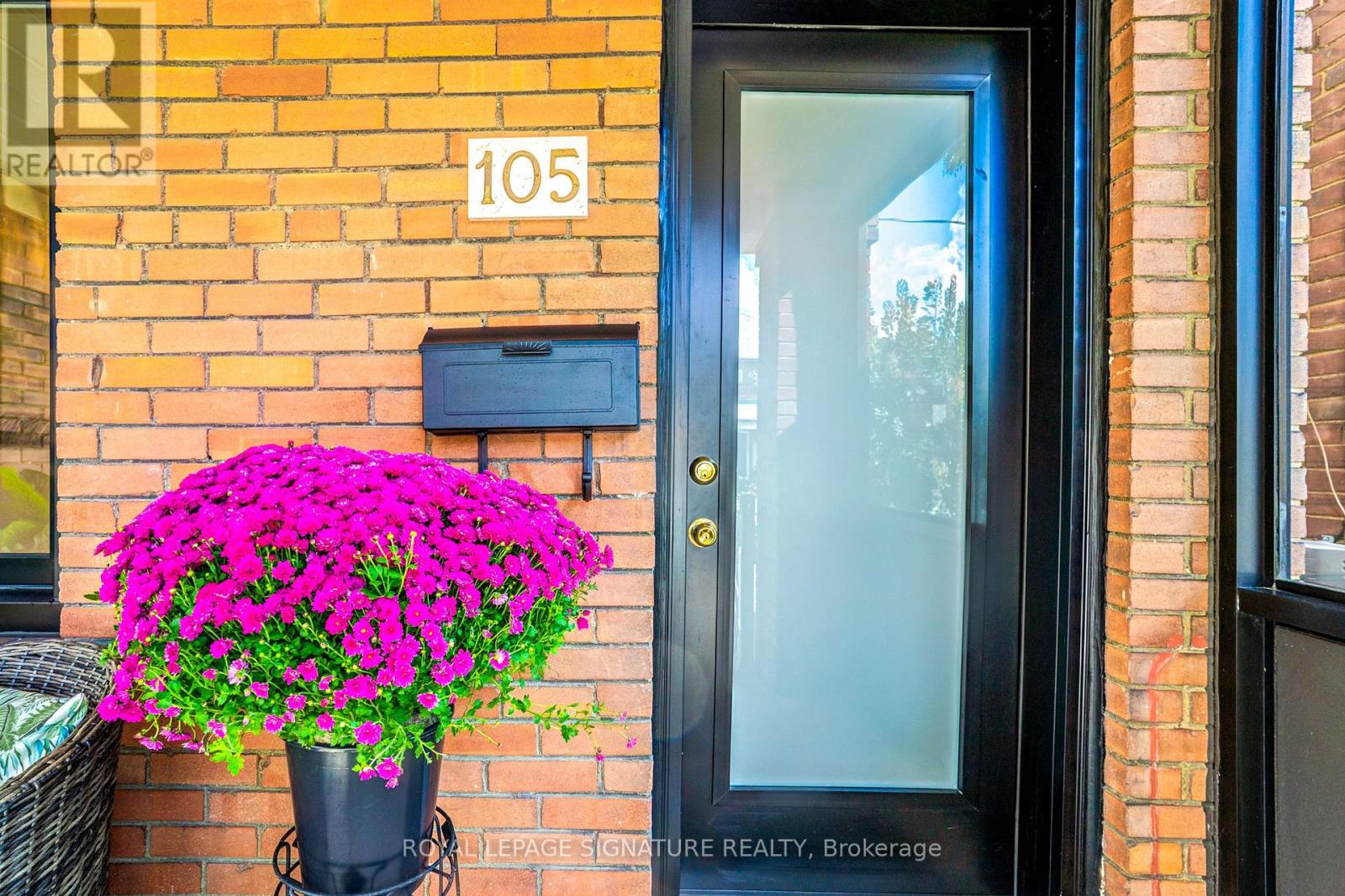 Photo of 105 Earlscourt Avenue