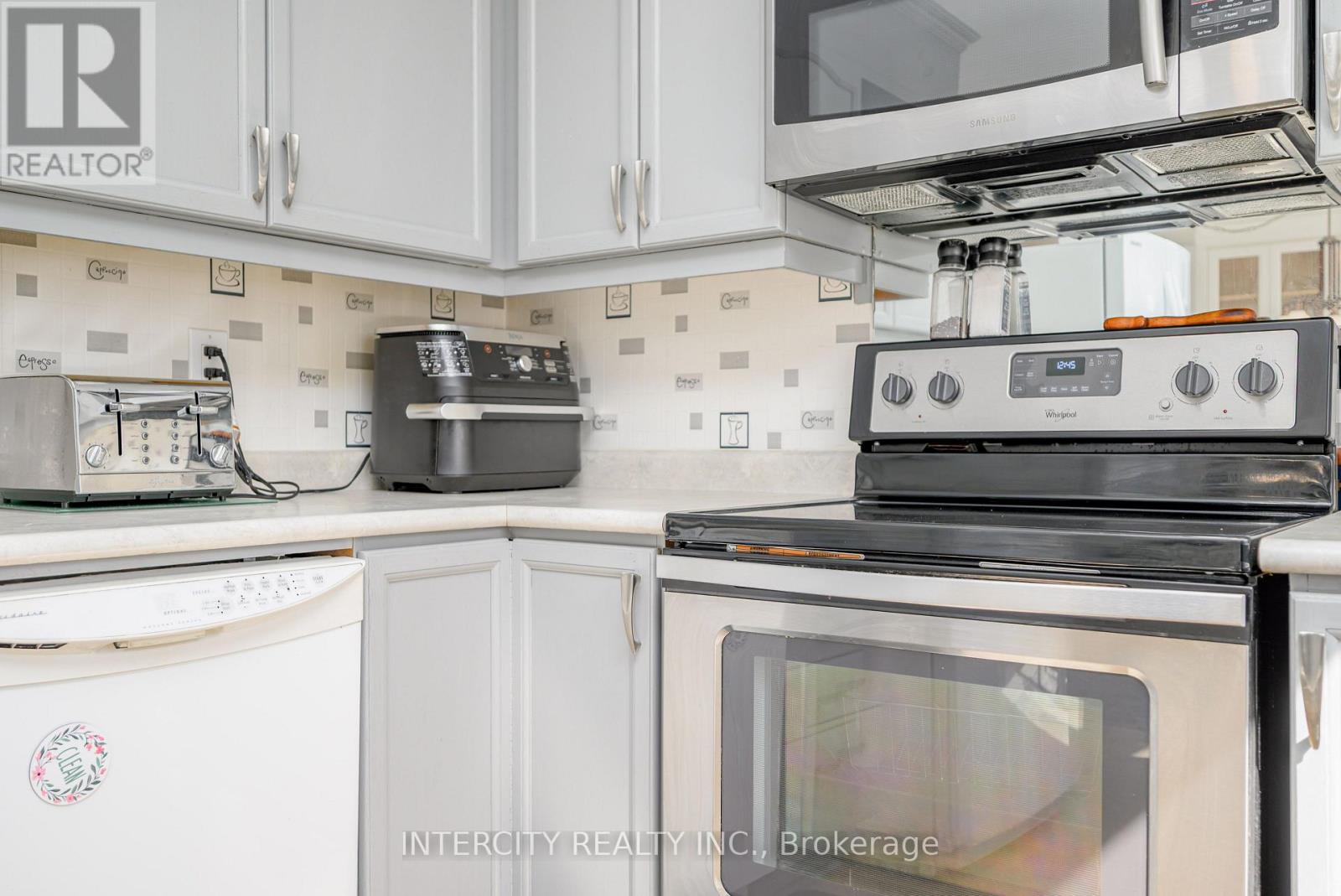 48 CHAMPLAIN BOULEVARD - Image 17