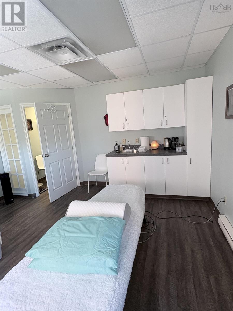 570 5991 Spring Garden Road, Halifax — photo 3