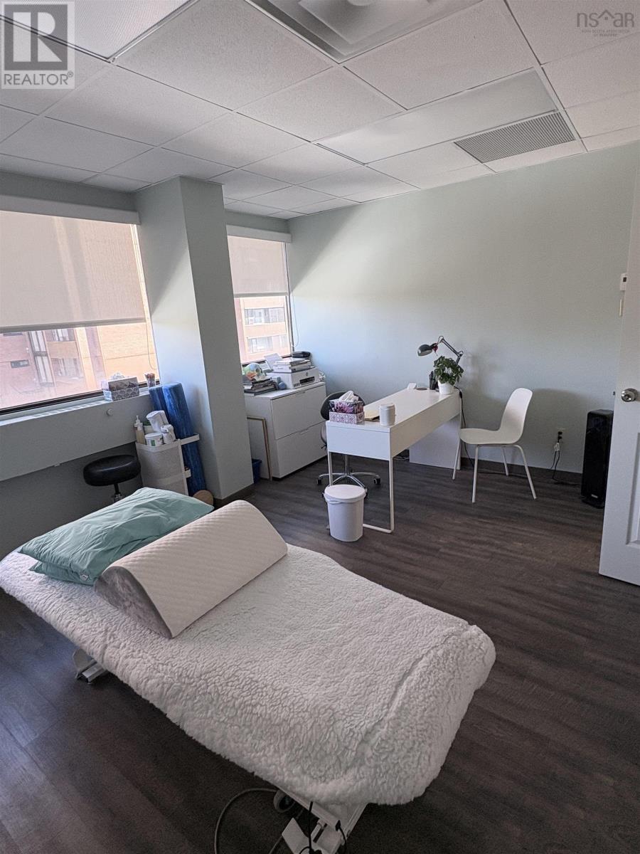 570 5991 Spring Garden Road, Halifax — photo 4