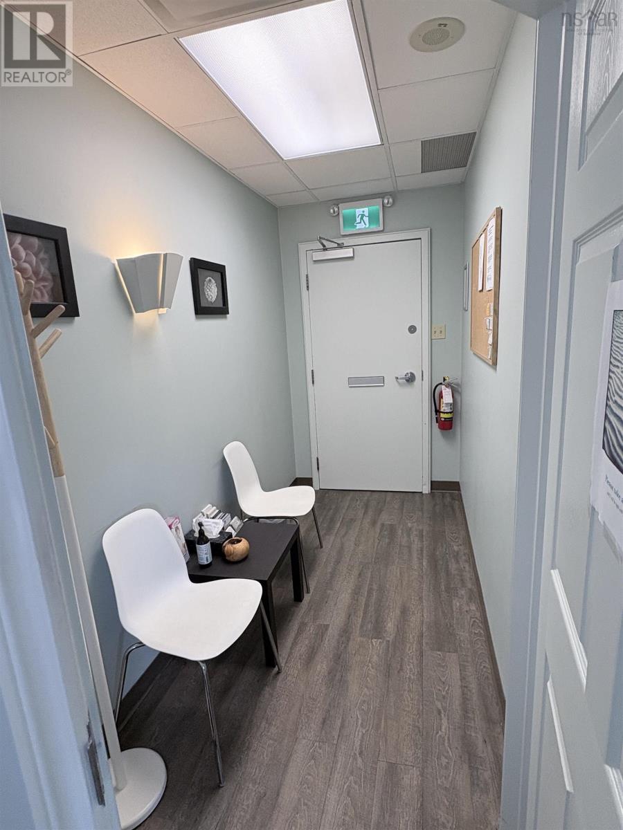 570 5991 Spring Garden Road, Halifax — photo 5