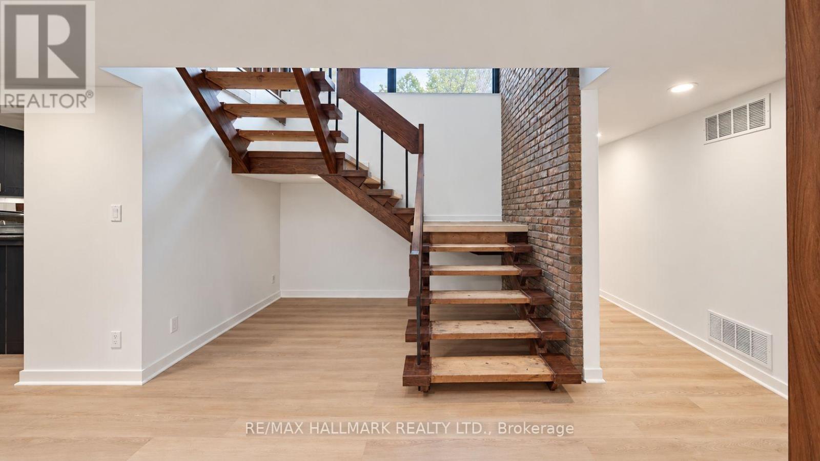 16 Royal Oak Drive — photo 26