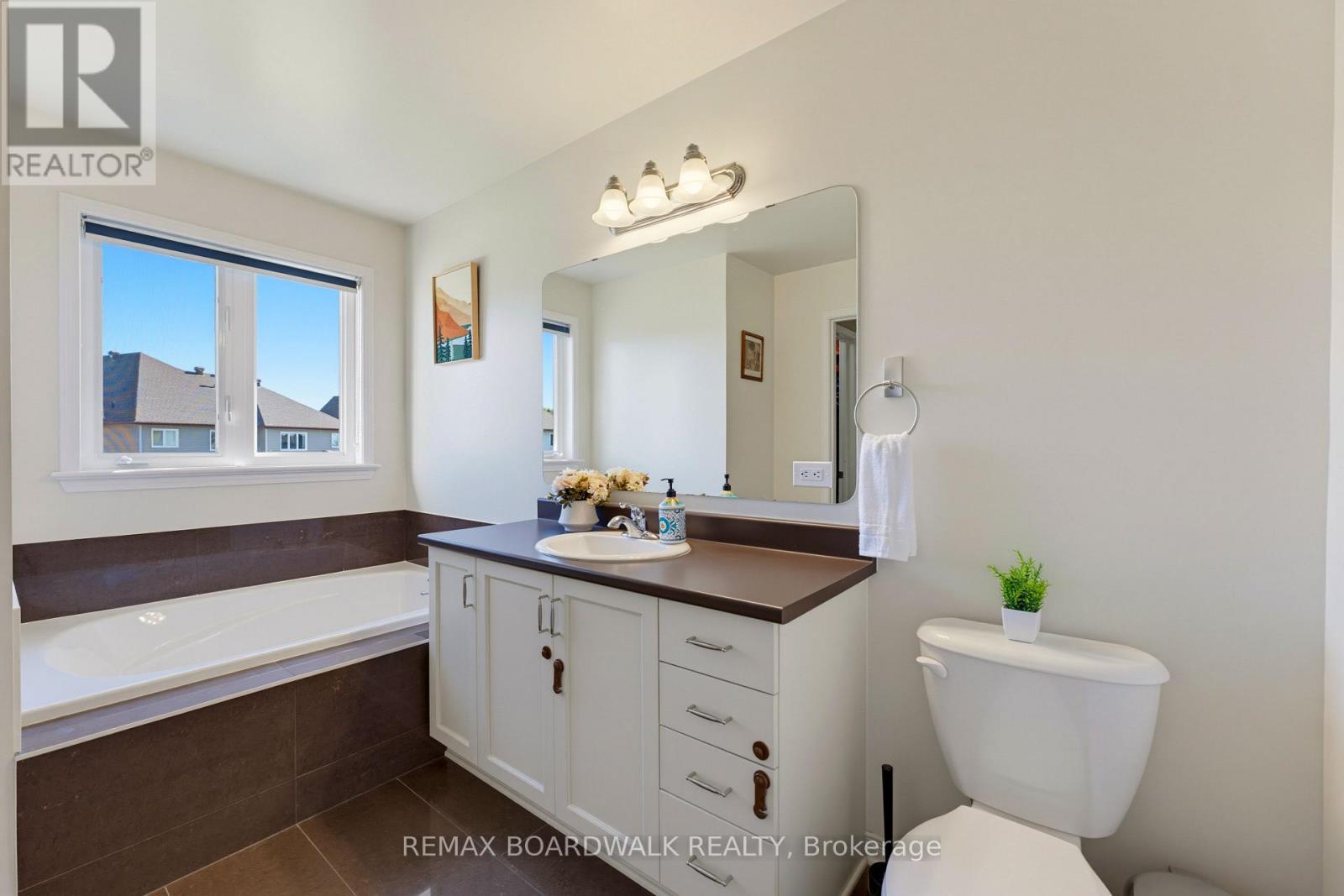 210 BROXBURN CRESCENT - Image 32