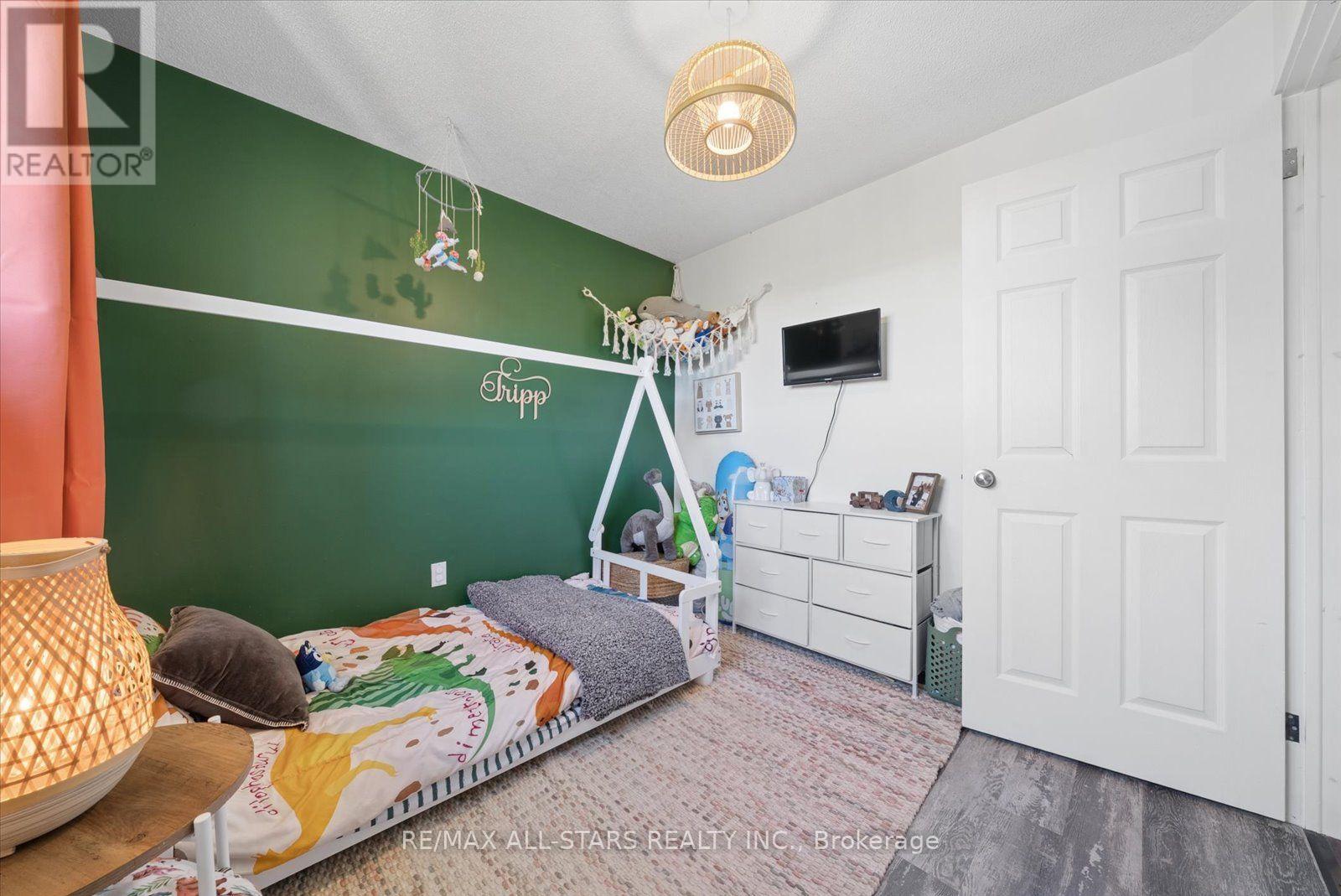 538 HIGHLAND CRESCENT - 31