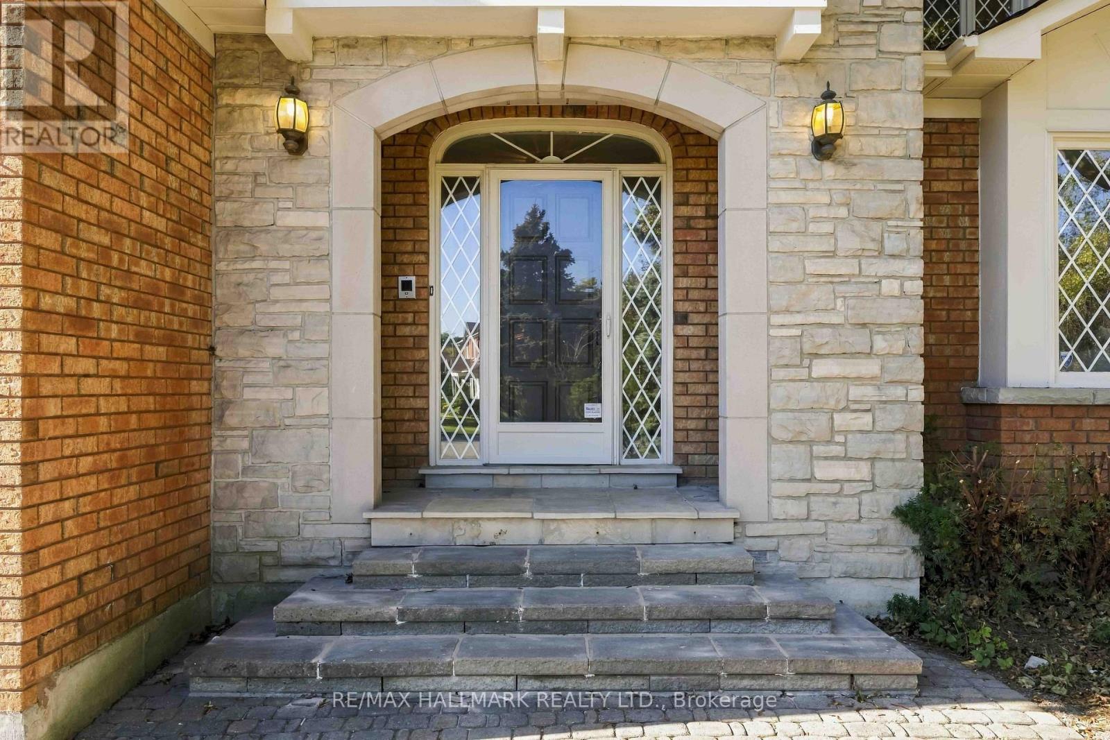 69 KING'S CROSS AVENUE, Richmond Hill (Bayview Hill) — photo 2