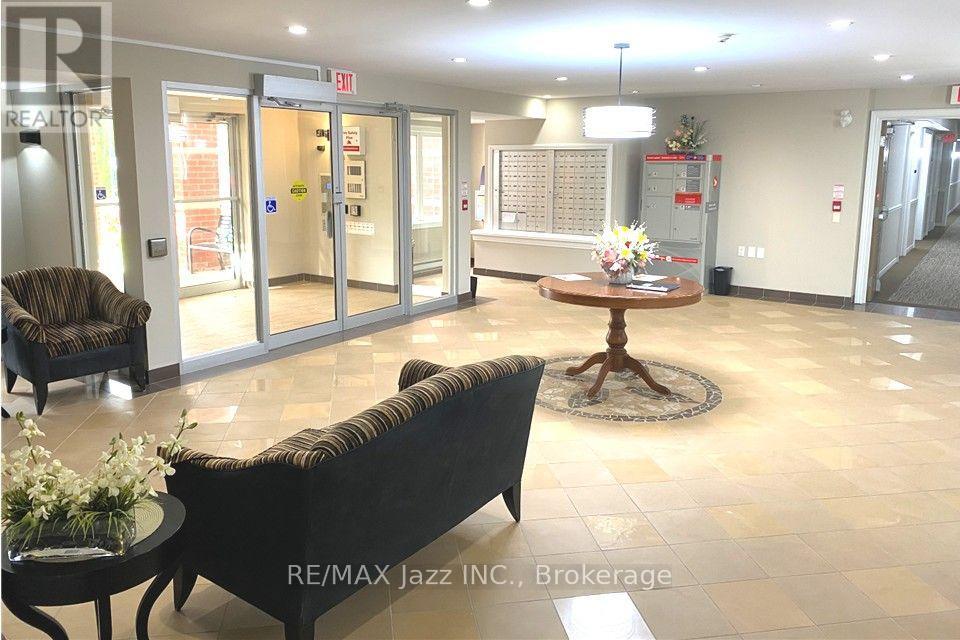 #102 61 Clarington Boulevard, Clarington (Bowmanville), Ontario, L1C0H6, Clarington (Bowmanville), Ontario — photo 3 of 5