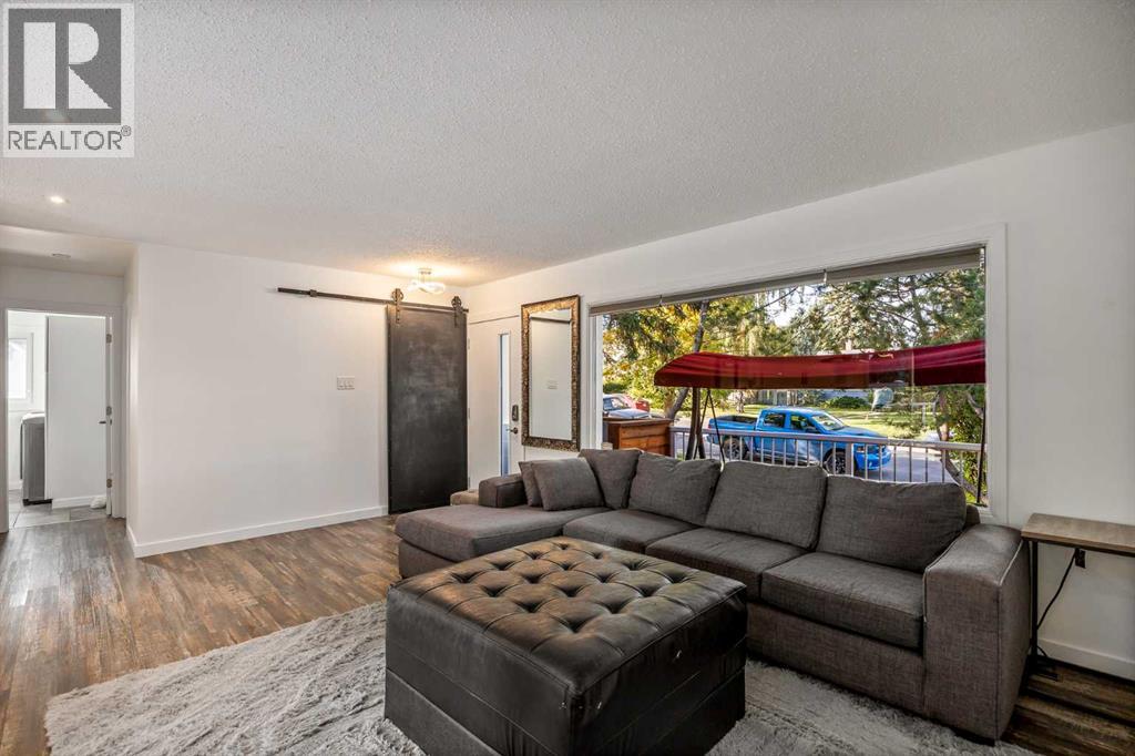 4711 26 Avenue SW - 8
