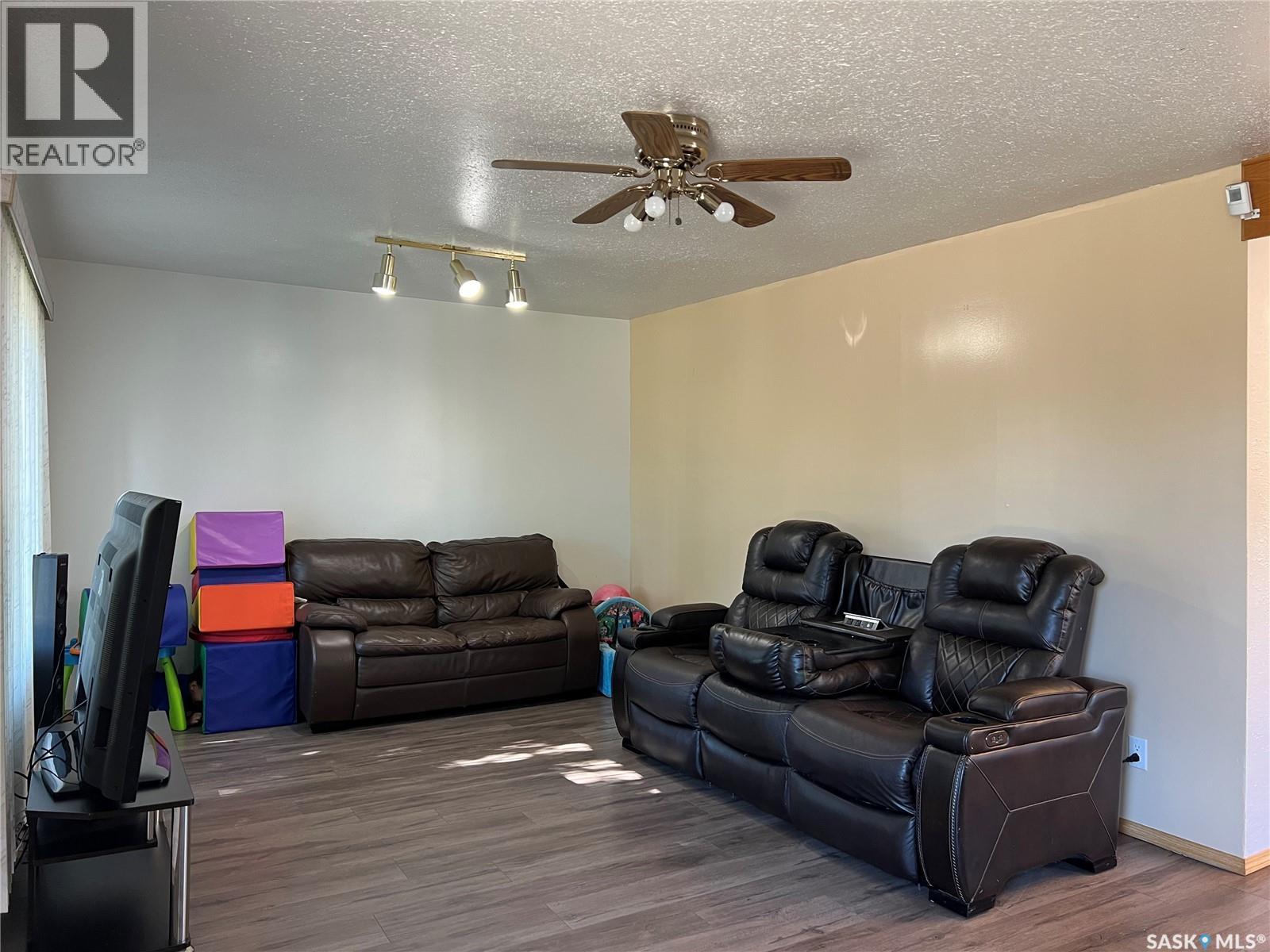 515 3rd AVENUE W, Meadow Lake — photo 2