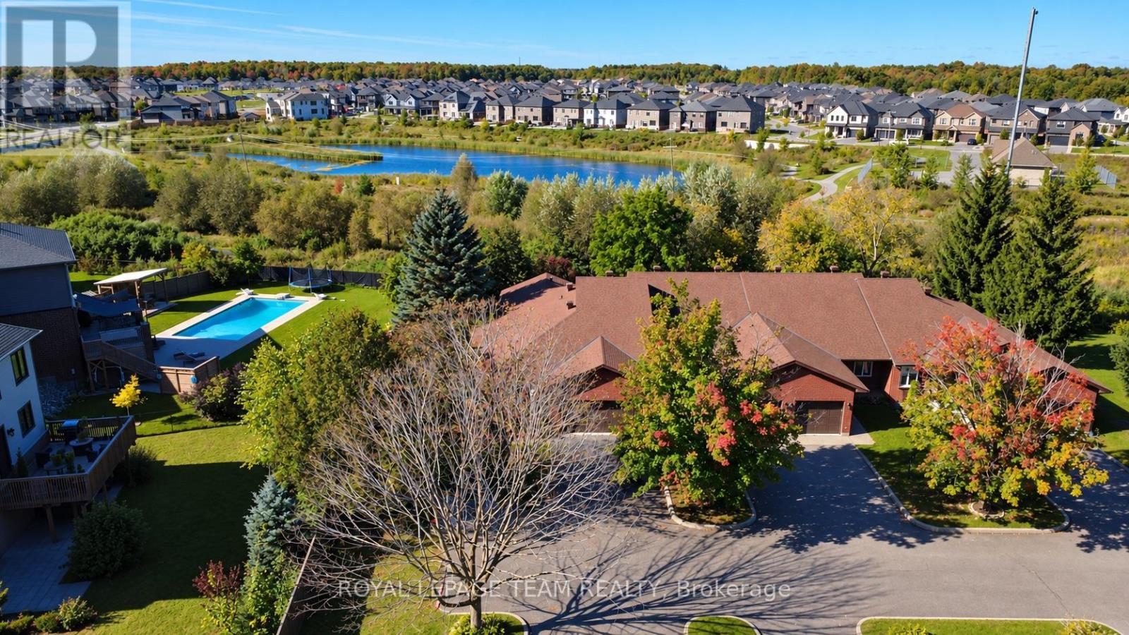 End townhouse with absolutley georgeous backyard!