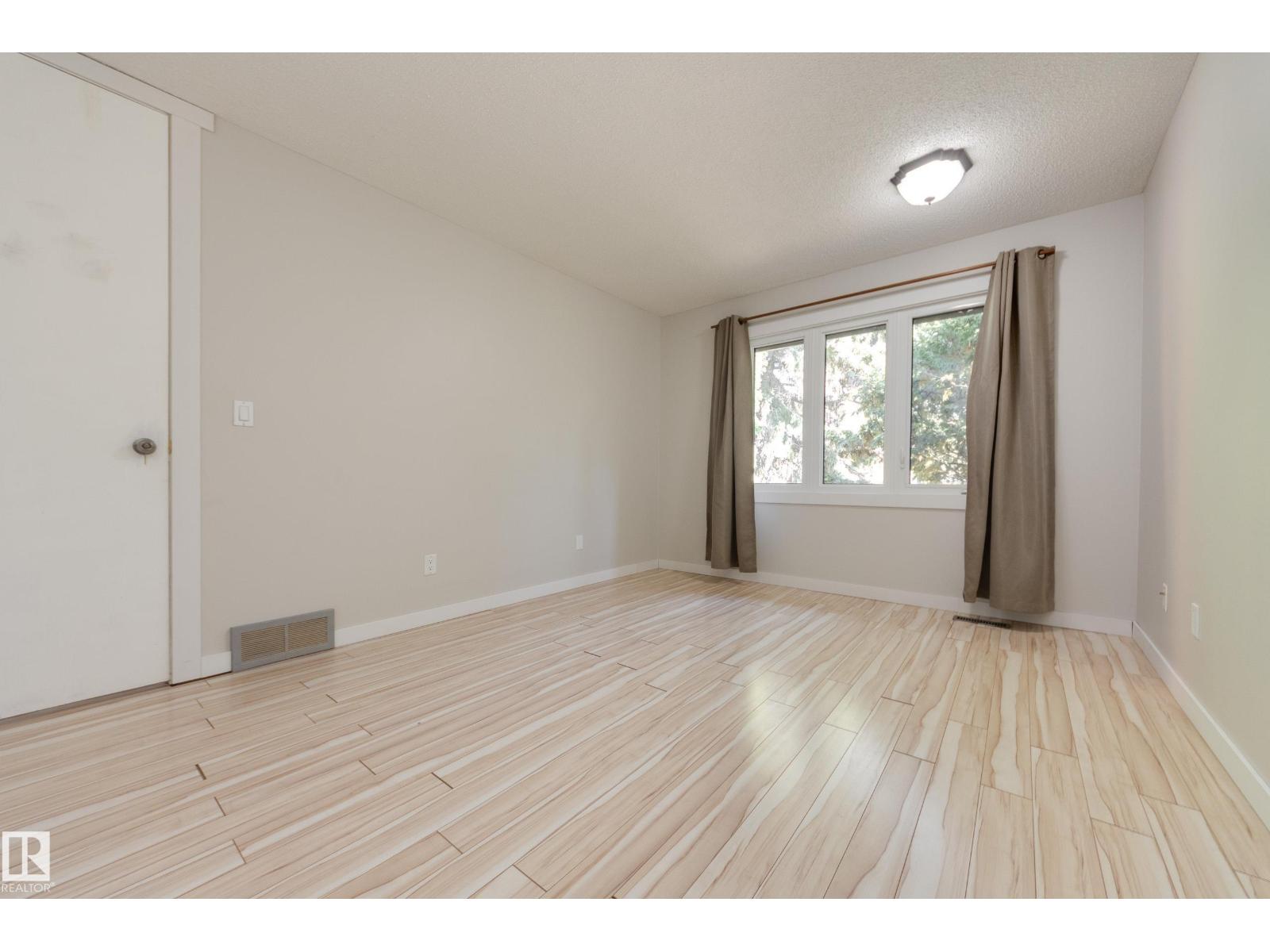 94 LACOMBE PT - Image 22