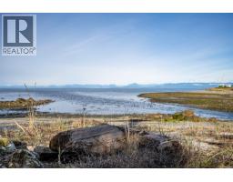 1426 Wilkinson Rd, Comox, BC V9M4B3 Photo 32