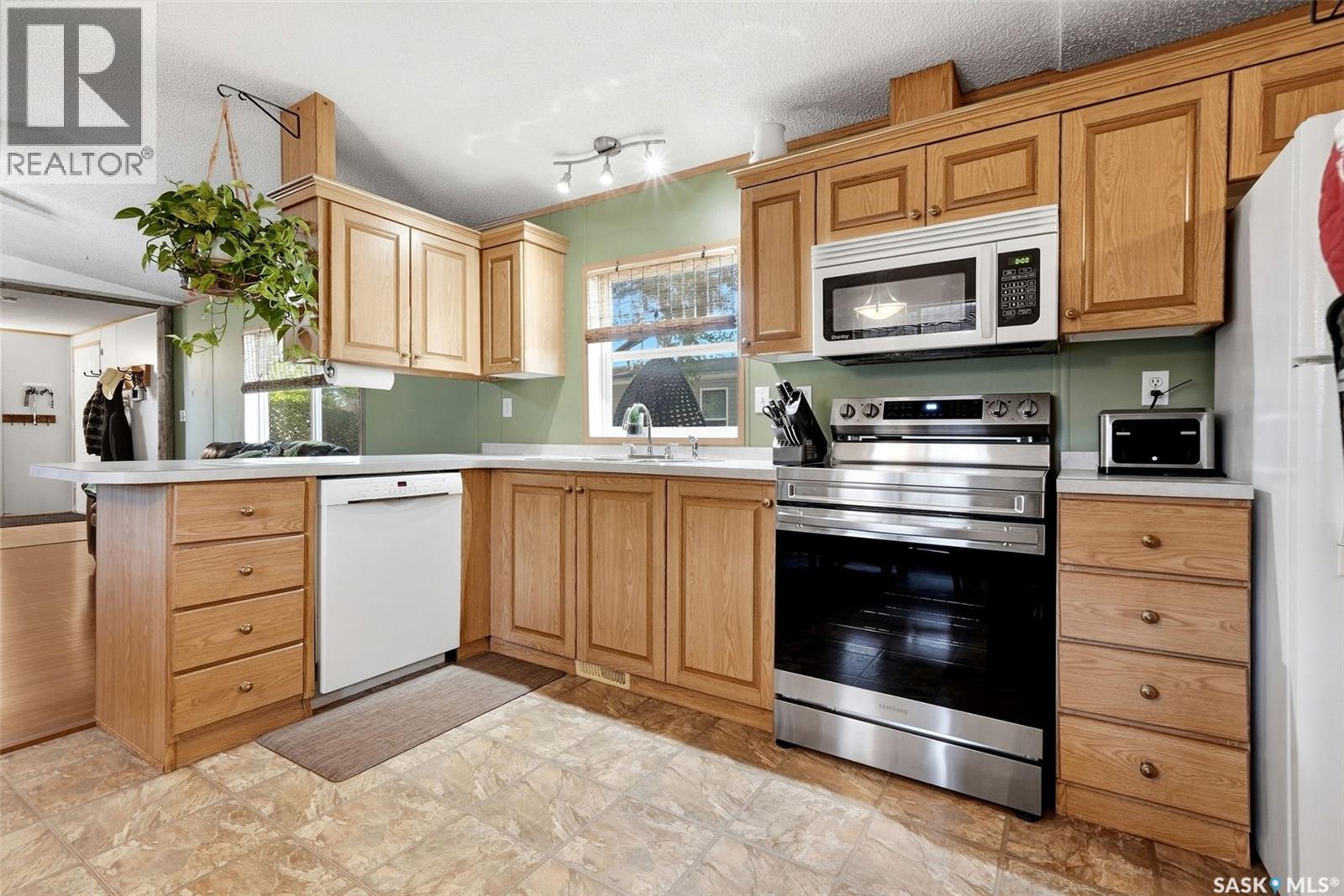 44 Walters COURT, Pilot Butte — photo 7