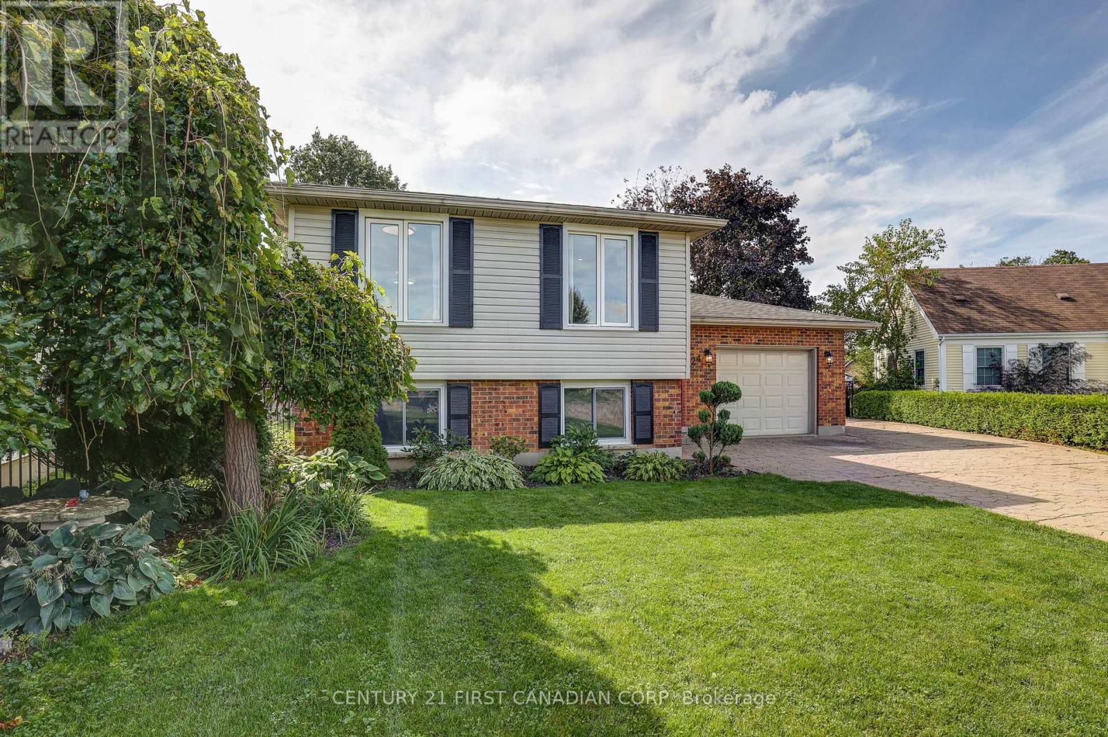 24 ERINLEA DRIVE, St. Thomas — photo 2