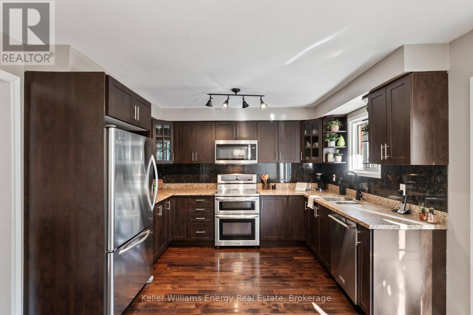 523 PALMTREE CRESCENT - 4