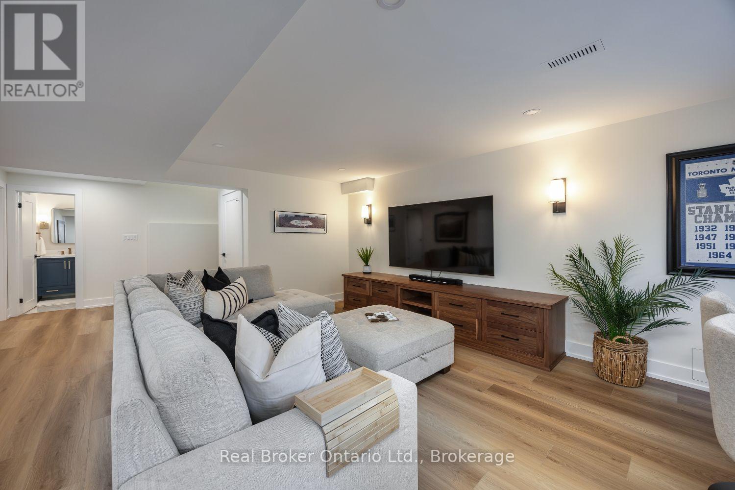 110 SUMERSFORD DRIVE - Image 35