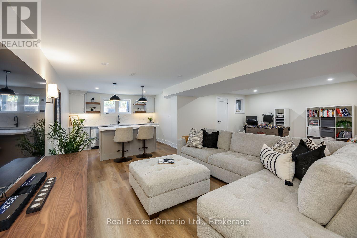 110 SUMERSFORD DRIVE - Image 36