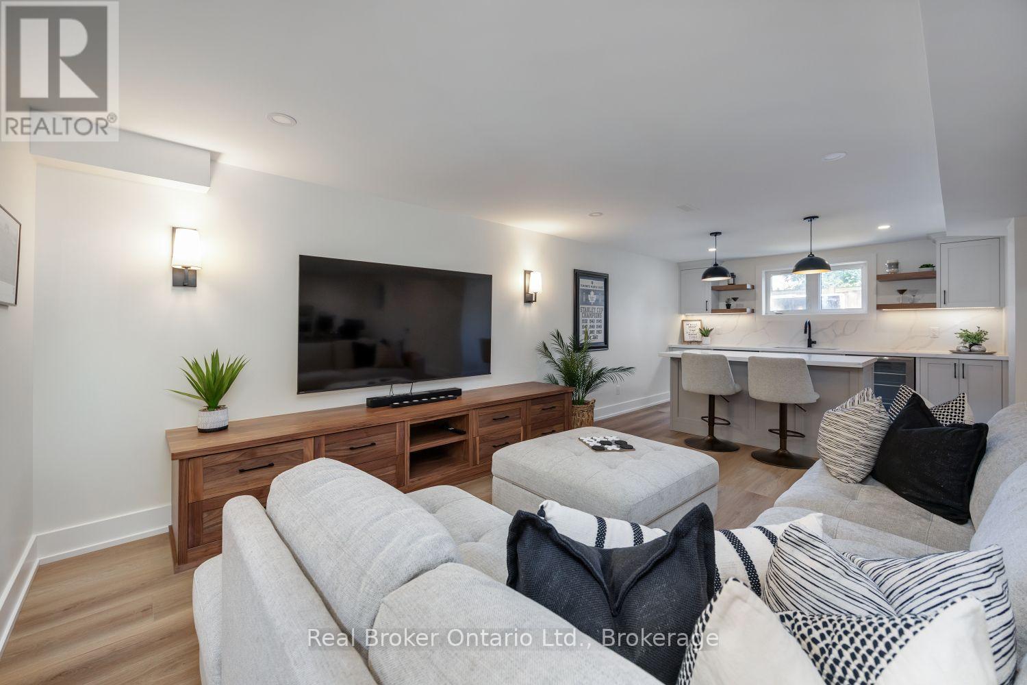 110 SUMERSFORD DRIVE - Image 37