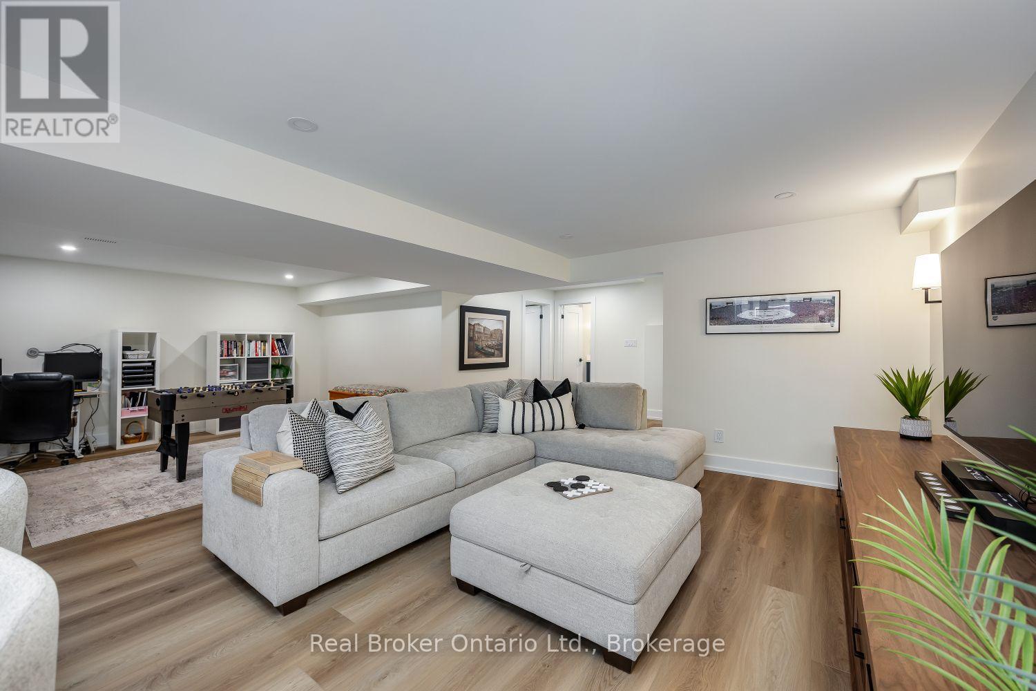 110 SUMERSFORD DRIVE - Image 39