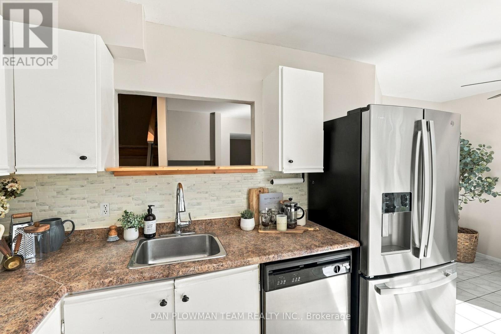 #81 1133 RITSON ROAD N - 16
