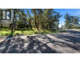 3908 Woodlands Pl, Saanich, BC V8N4J8 Photo 6