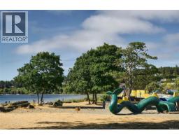 3908 Woodlands Pl, Saanich, BC V8N4J8 Photo 8