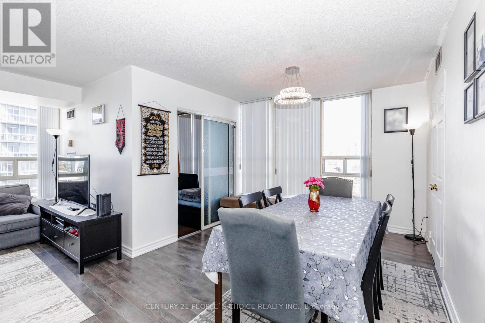 #1015 250 WEBB DRIVE - 22