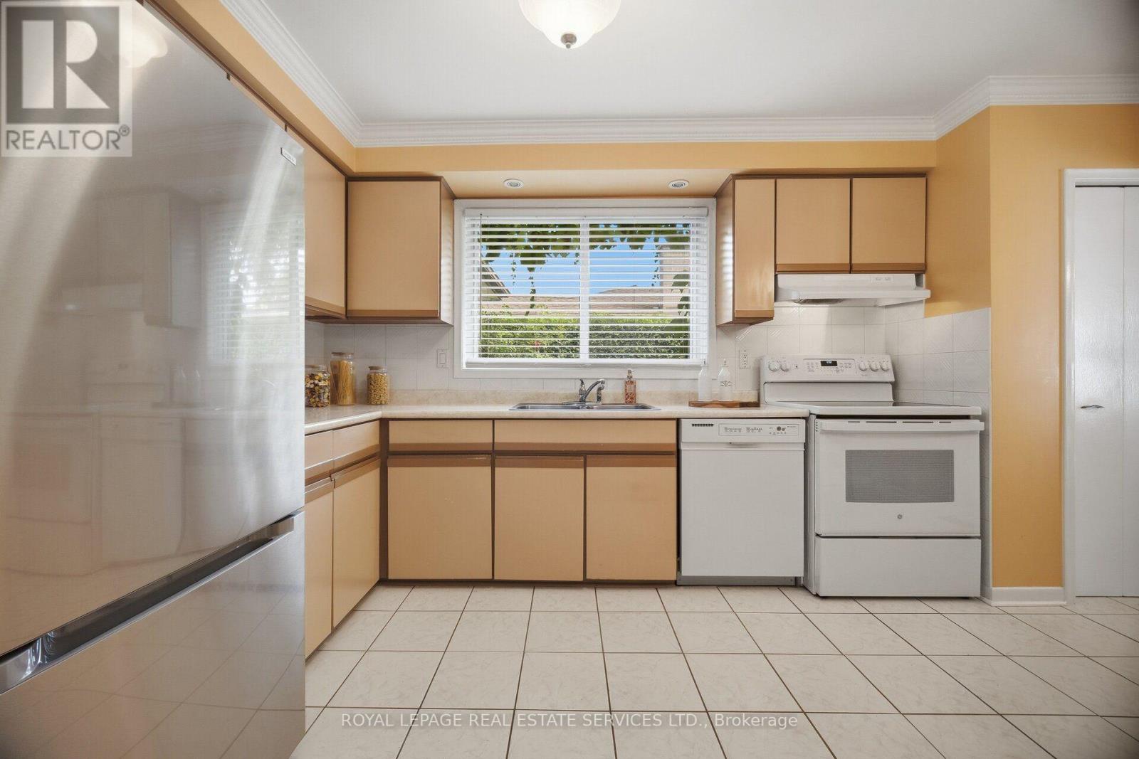 1434 THORNDYKE CRESCENT - 10