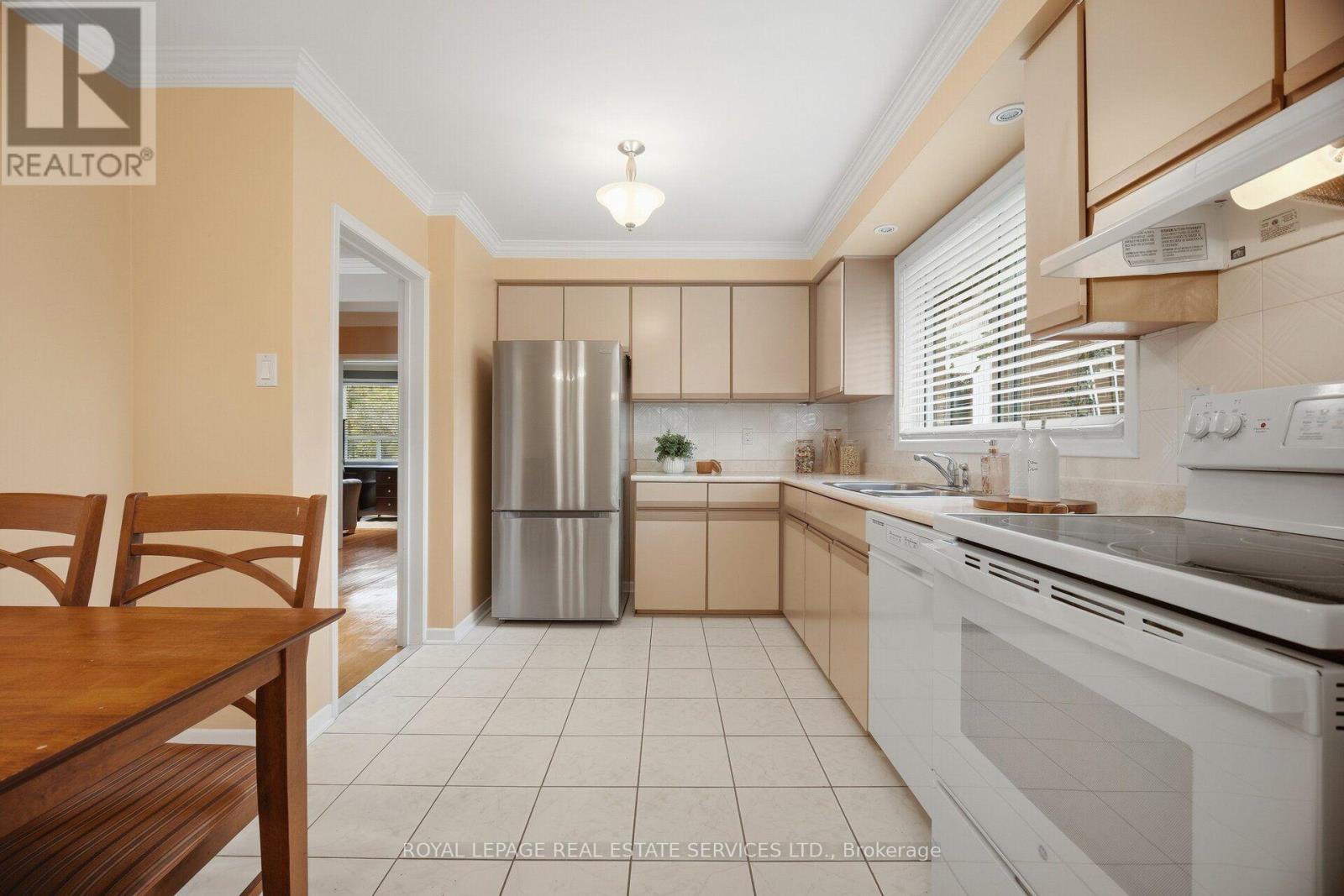 1434 THORNDYKE CRESCENT - 11