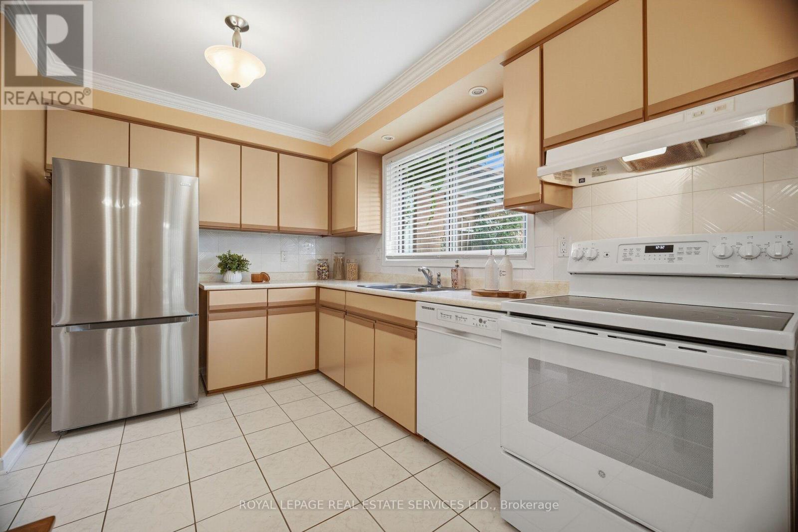 1434 THORNDYKE CRESCENT - 12