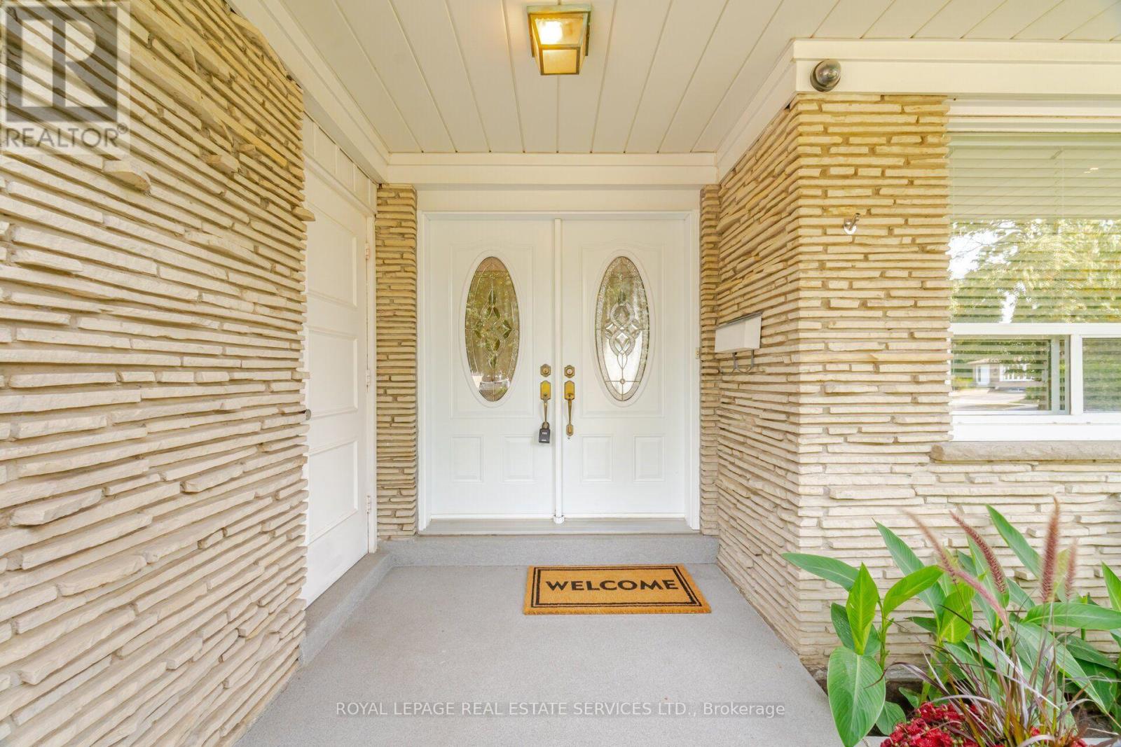 1434 THORNDYKE CRESCENT - 2