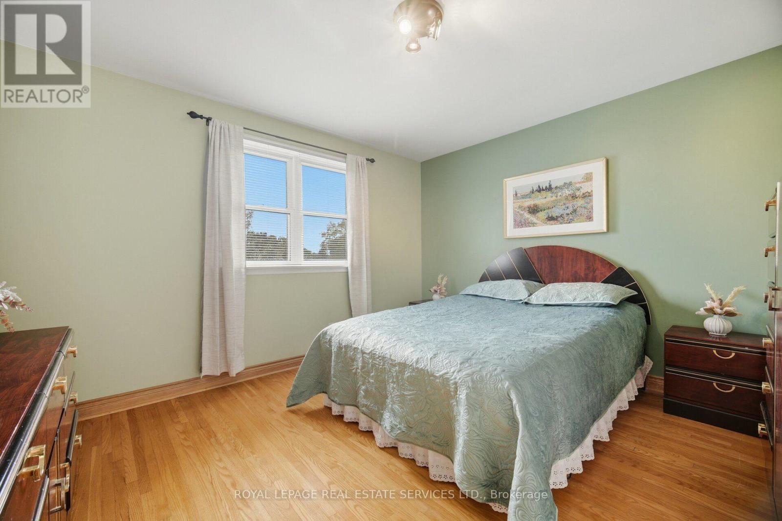 1434 THORNDYKE CRESCENT - 22